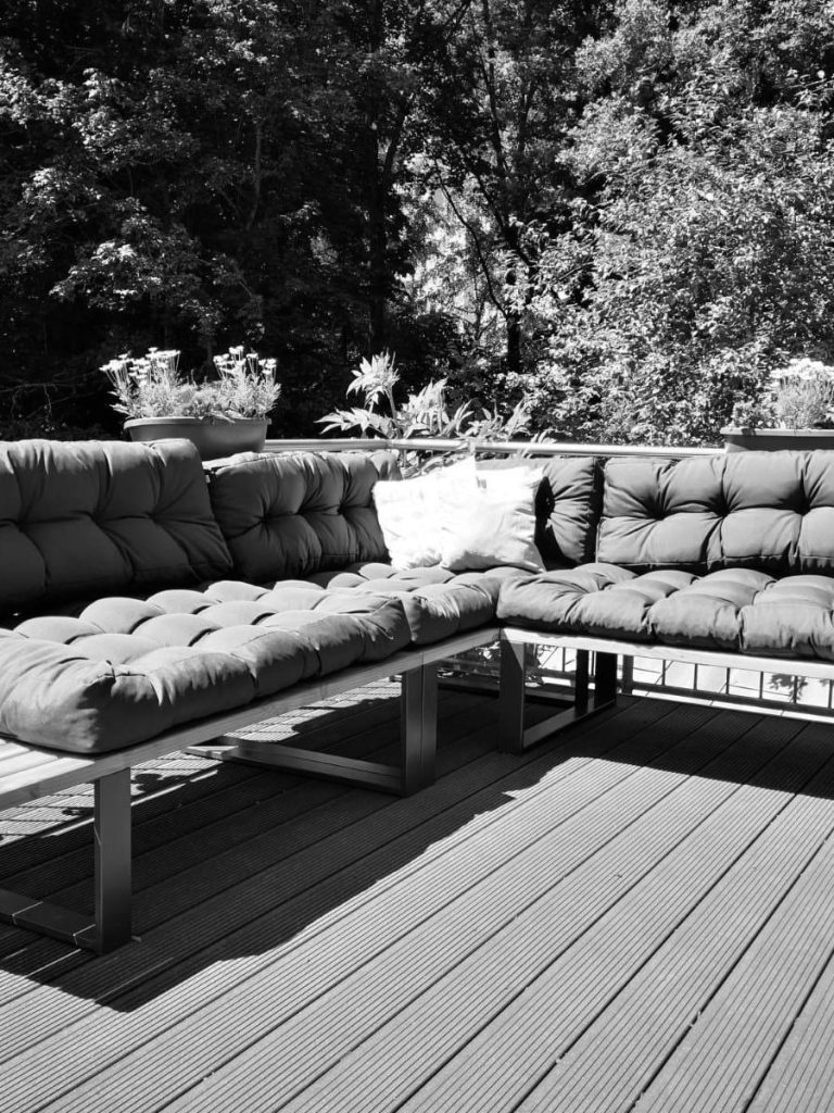 Lounge Eine Lounge ist ein gemütlicher und oft stilvoll gestalteter Bereich, in dem man sich entspannen, ausruhen oder auch mit anderen Menschen zu